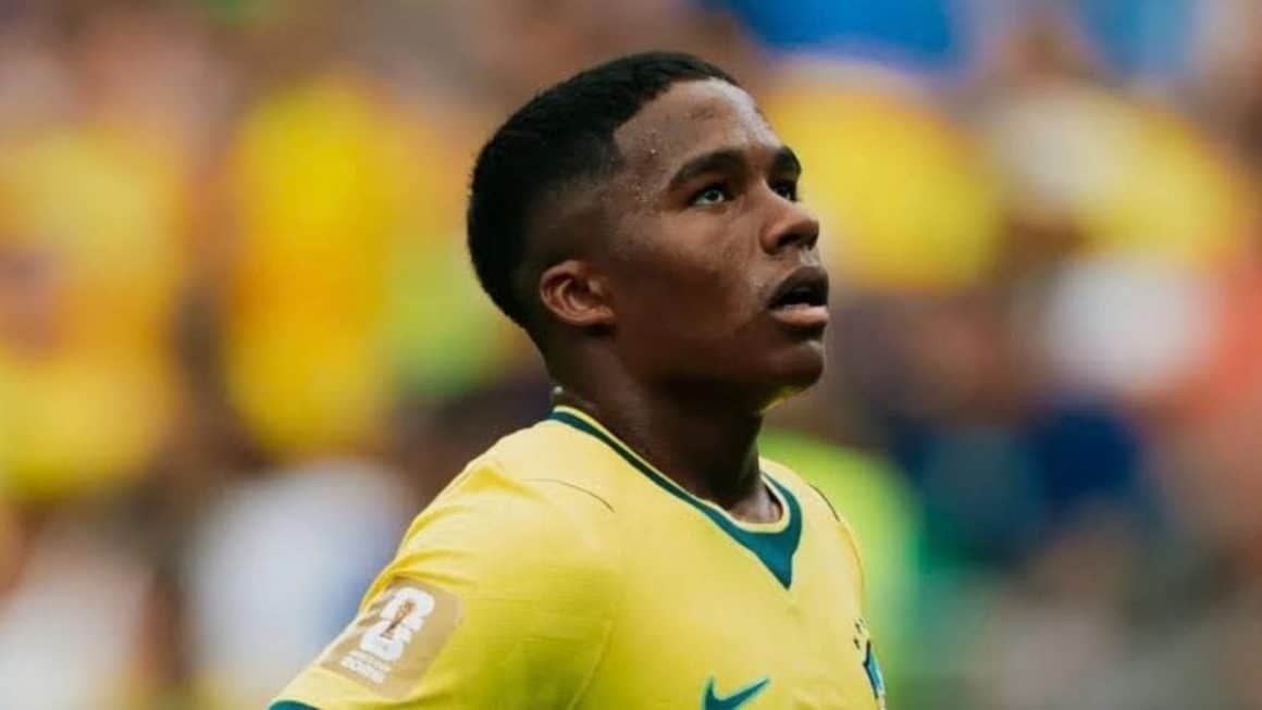 O peso da imprensa sobre Endrick: de prodígio a reserva no Real Madrid O jogador Endrick em campo durante partida de futebol.