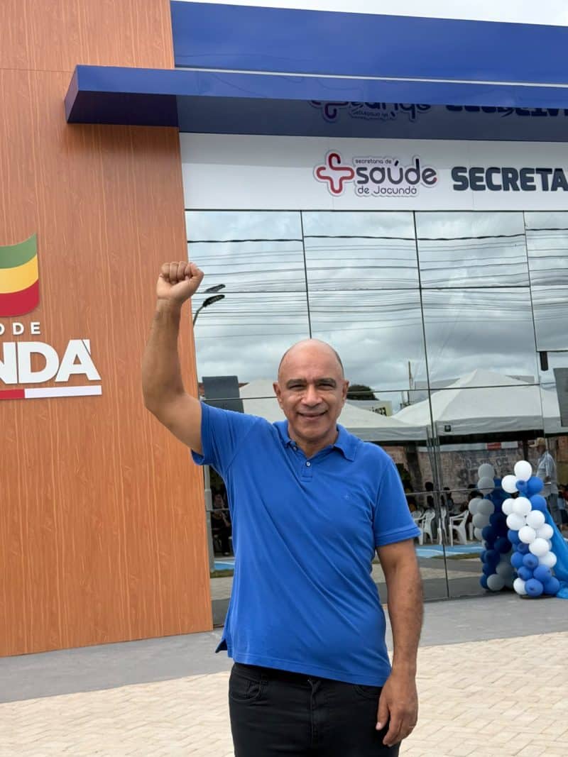 Jacundá ganhou hoje um daqueles equipamentos que ajudam a contar uma história de gestão: o Centro Integrado de Saúde. Mais do que abrir as portas de um novo prédio, a prefeitura coloca em funcionamento uma estrutura pensada para concentrar atendimento, equipes e serviços de saúde em um mesmo endereço.Sob a gestão do prefeito Itonir Tavares (MDB), o espaço reúne 115 servidores e seis setores que passam a dividir a mesma estrutura: Secretaria de Saúde, EMULT – Equipe Multidisciplinar, Melhor em Casa, Vigilância de Saúde, Centro de Especialidades e Departamento de Atenção Básica. A ideia por trás da entrega é simples, mas de impacto no cotidiano: aproximar serviços, organizar fluxos e oferecer ao morador um atendimento mais integrado. Na prática, são diferentes frentes da saúde municipal funcionando lado a lado, da atenção básica às especialidades, passando pelo atendimento domiciliar, vigilância e acompanhamento multidisciplinar. Com a entrega, Itonir Tavares reforça uma marca de sua gestão: transformar compromissos em ações reais e ampliar, por meio do serviço público, o cuidado com a população de Jacundá.