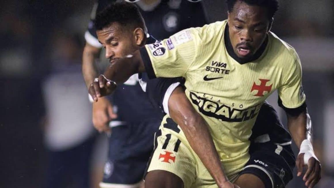 Remo segura o Vasco e conquista empate sem gols em São Januário Jogador do Remo disputando a bola contra atleta do Vasco no estádio de São Januário.