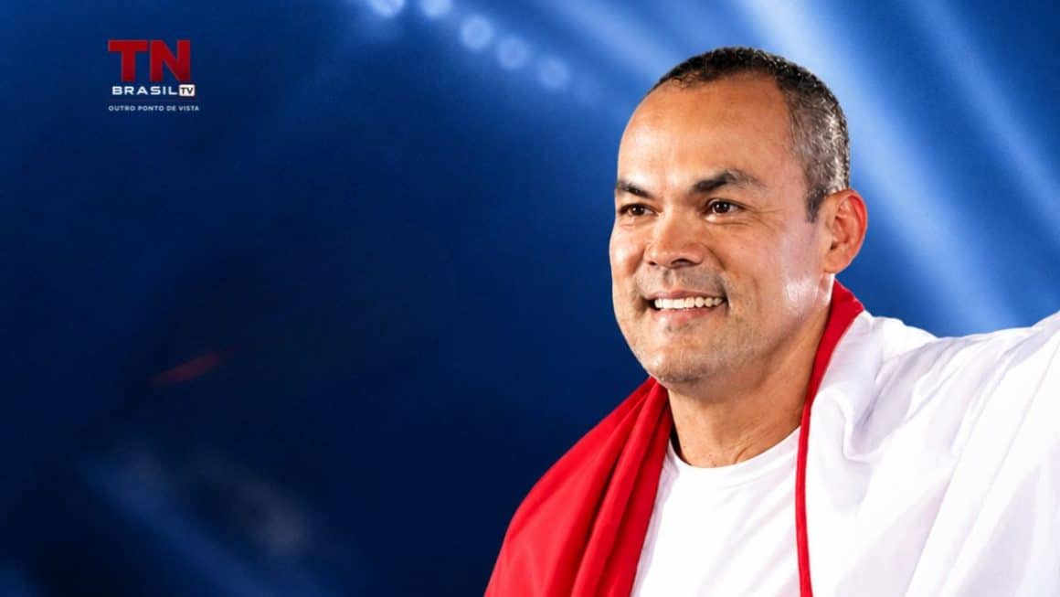 Lu Ogawa é eleito deputado federal no Pará com mais de 136 mil votos Lu Ogawa sorrindo e comemorando ao ser eleito deputado federal no Pará.