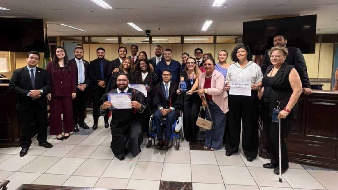 Faculdade Cosmopolita é campeã do Concurso Paraense de Júri Simulado da OAB-PA e conquista três importantes reconhecimentos Grupo de estudantes e professores da Faculdade Cosmopolita comemorando a vitória no Júri Simulado da OAB-PA com troféu e certificados no Fórum Criminal de Belém.