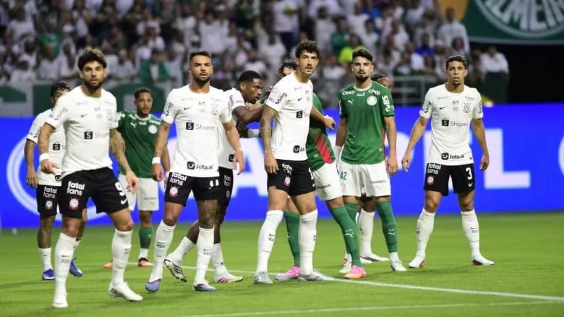 Palmeiras goleia o Corinthians por 4 x 1 e domina o clássico pelo Brasileirão Jogadores do Palmeiras e do Corinthians perfilados no gramado antes do clássico pelo Campeonato Brasileiro.