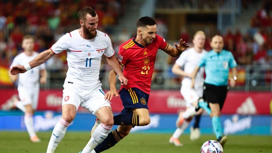 Espanha vence a República Tcheca por 3 x 1 pela UEFA Nations League Jogador da seleção espanhola de futebol disputando a bola contra a marcação da República Tcheca na UEFA Nations League.