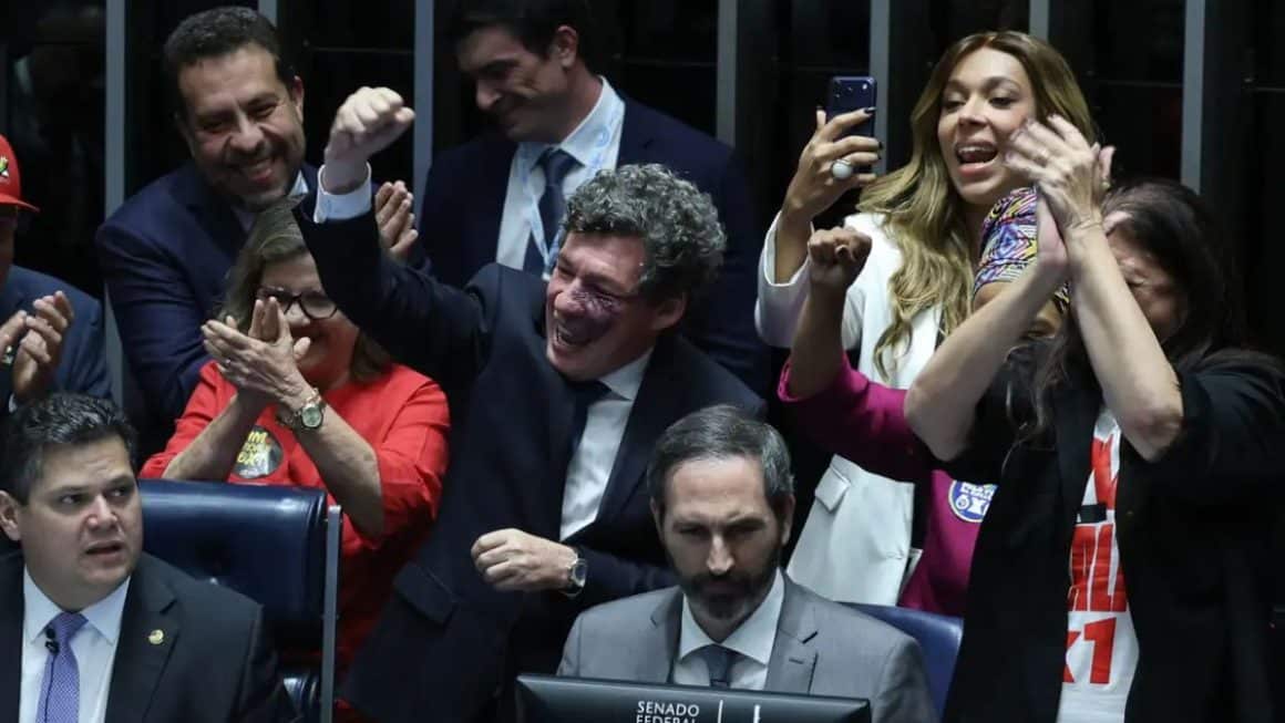 Após aprovação no Senado, PEC que acaba com escala 6×1 vai à promulgação Após aprovação no Senado, PEC que acaba com escala 6x1 vai à promulgação