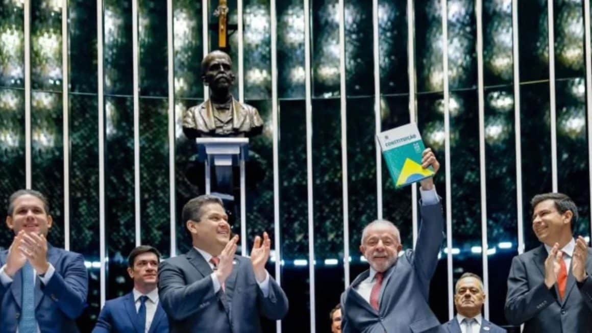 Lula acompanha promulgação do fim da 6×1 e celebra vitória dos trabalhadores Lula acompanha promulgação do fim da 6×1 e celebra vitória dos trabalhadores