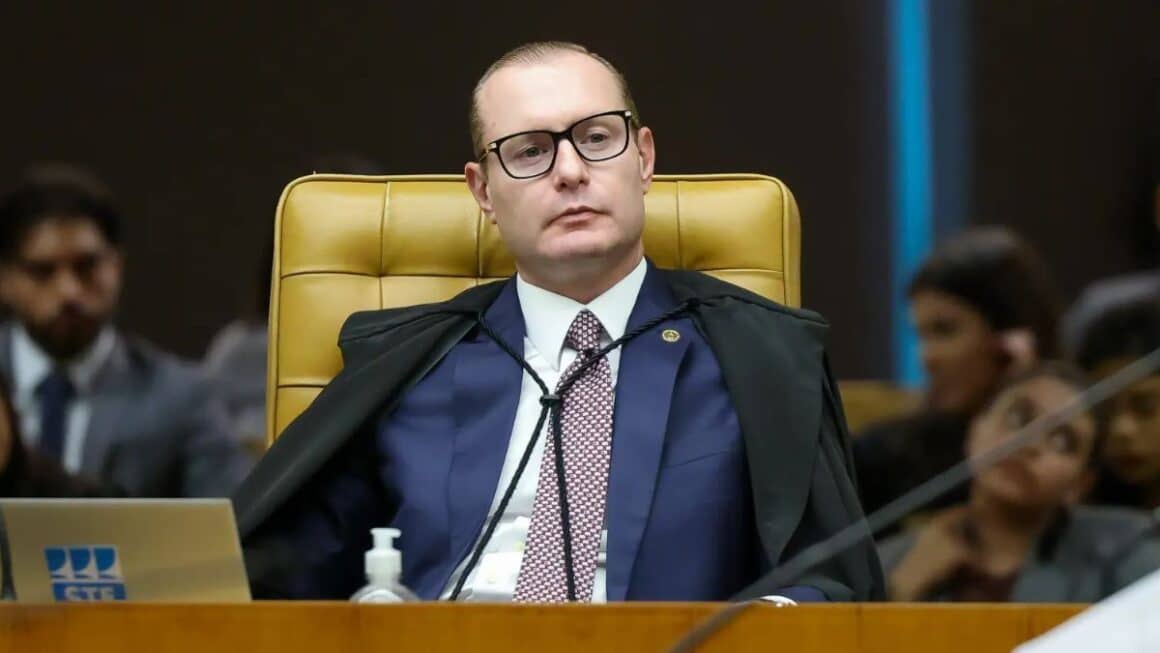 Zanin prorroga eleição até as 19h deste domingo em todo o país Zanin prorroga eleição até as 19h deste domingo em todo o país
