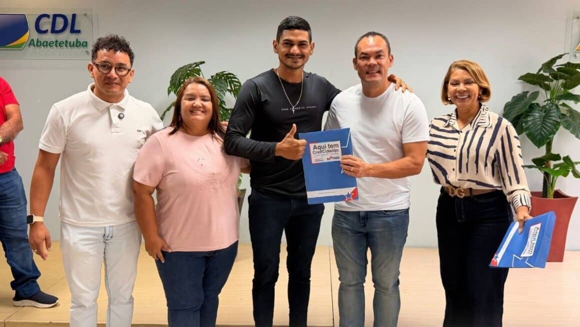 Lu Ogawa acompanha entrega de R$ 100 mil em microcrédito para empreendedores de Abaetetuba O deputado estadual Lu Ogawa de camiseta branca sorri ao lado de um empreendedor segurando a pasta do programa CredCidadão, acompanhados por lideranças locais na sede da CDL Abaetetuba.