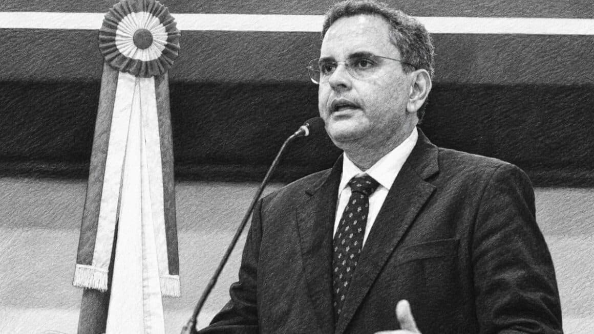 Deputado Erick Monteiro (MDB) e o mandato de presença absoluta no Pará O deputado estadual Erick Monteiro de terno, gravata e óculos discursa na tribuna ao microfone, em imagem em tom monocromático com a bandeira do Pará ao fundo