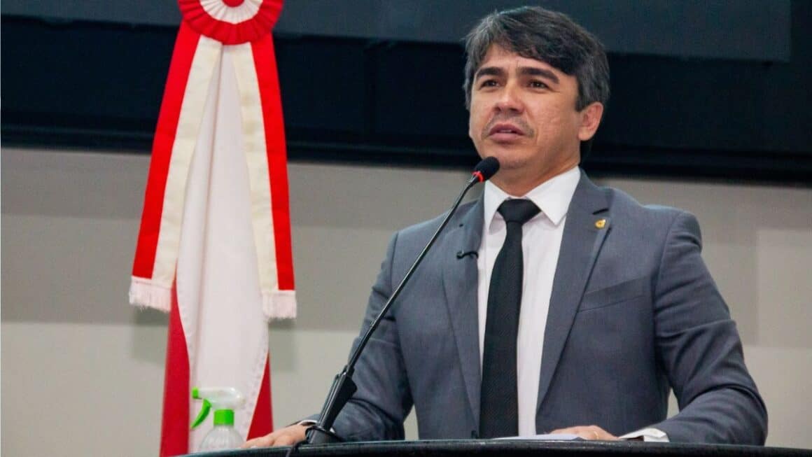 Lei Nº 11.710/2026: projeto de Wescley Tomaz garante utilidade pública à Associação Comercial de Placas O deputado estadual Wescley Tomaz de terno cinza, camisa branca e gravata preta discursa na tribuna ao microfone, com a bandeira do Estado do Pará posicionada ao fundo.