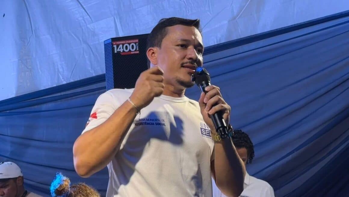 Secretário Alex Rocha destaca melhorias nos serviços da Assistência Social de Abaetetuba O secretário de Assistência Social de Abaetetuba, Alex Rocha, veste camisa branca com a inscrição 'Secretaria Municipal de Assistência Social' e fala ao microfone gesticulando com a mão direita em evento público.