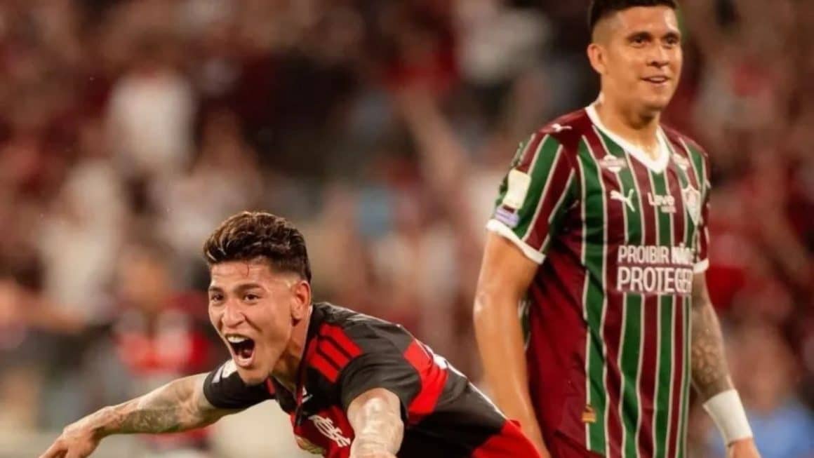 Flamengo vence o Fluminense por 1 x 0 e mantém liderança do Brasileirão Jogador Jorge Carrascal comemorando de braços abertos o gol do Flamengo contra o Fluminense no Maracanã.