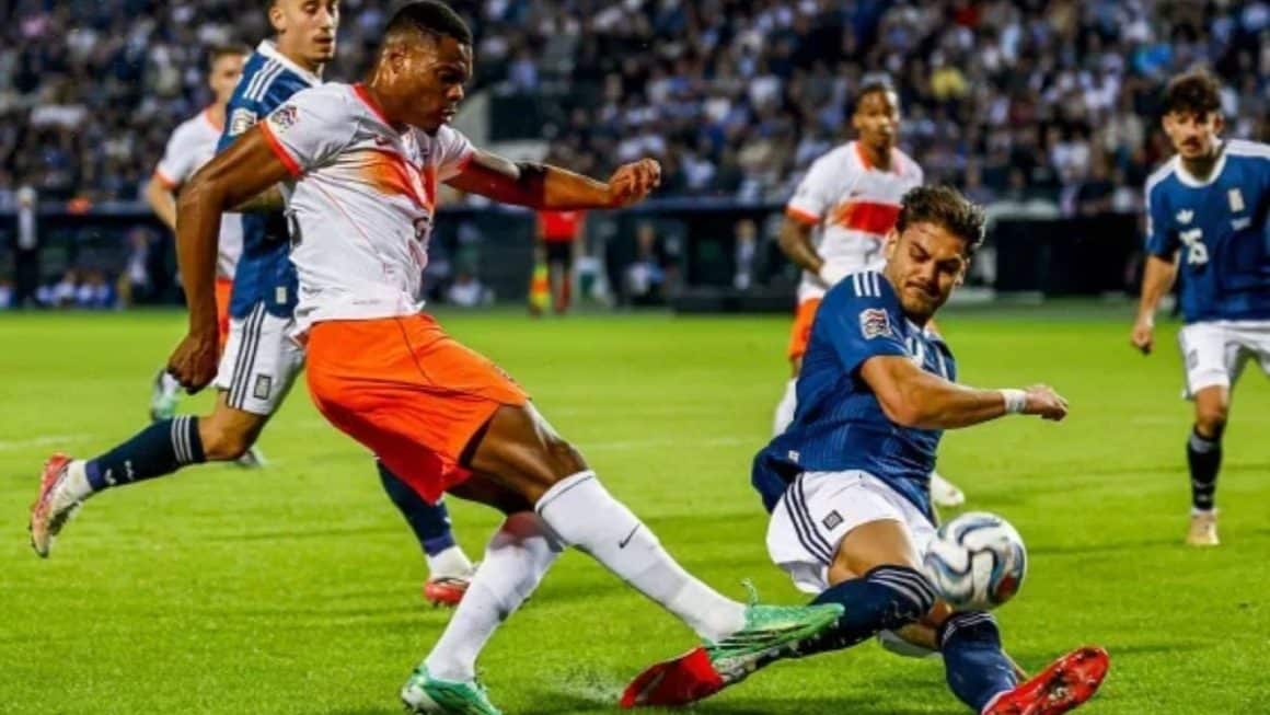 Holanda empata em 2 x 2 com a Grécia pela UEFA Nations League Jogador da Holanda com a bola sob a marcação de jogador da Grécia durante partida da UEFA Nations League.