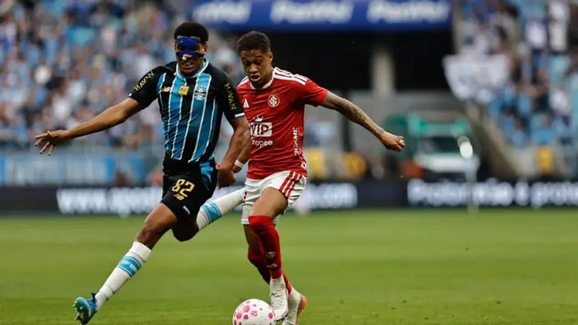 Grêmio e Internacional empatam em 1 x 1 no Gre-Nal e seguem na zona de rebaixamento Jogadores de Grêmio e Internacional dividindo a bola no gramado da Arena durante o clássico Gre-Nal pelo Campeonato Brasileiro.