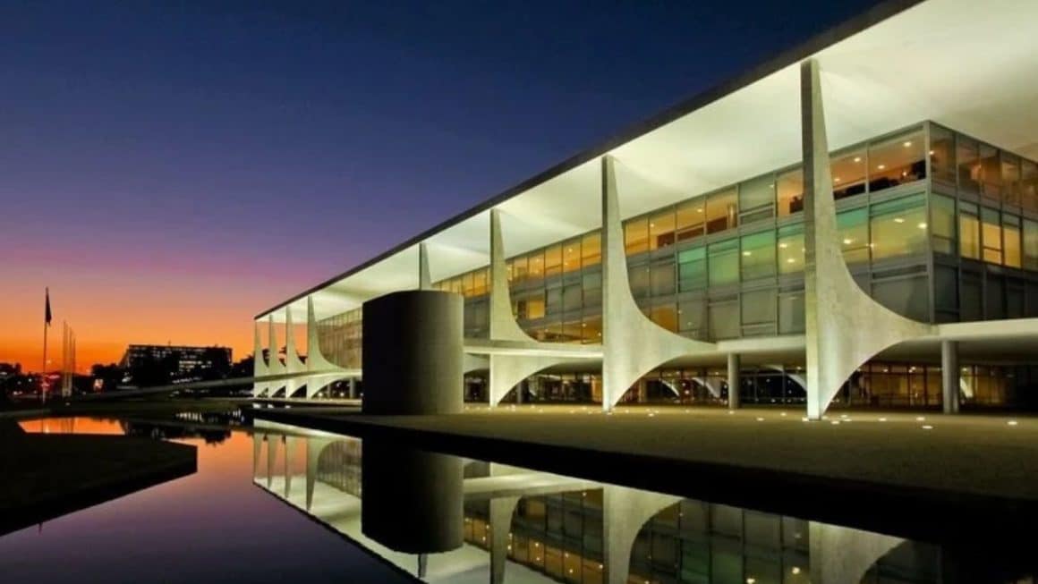 Entre Golpes e Rupturas: A História da Ordem Constitucional e o Balanço do Poder no Brasil Desde 1889 Fachada principal e rampa de acesso do Palácio do Planalto em Brasília.