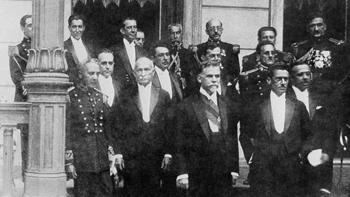 O Golpe de 1930: O Fim da República Velha e a Ruptura que Moldou o Brasil Moderno Getúlio Vargas ao lado de correligionários e militares durante o movimento armado do Golpe de 1930.