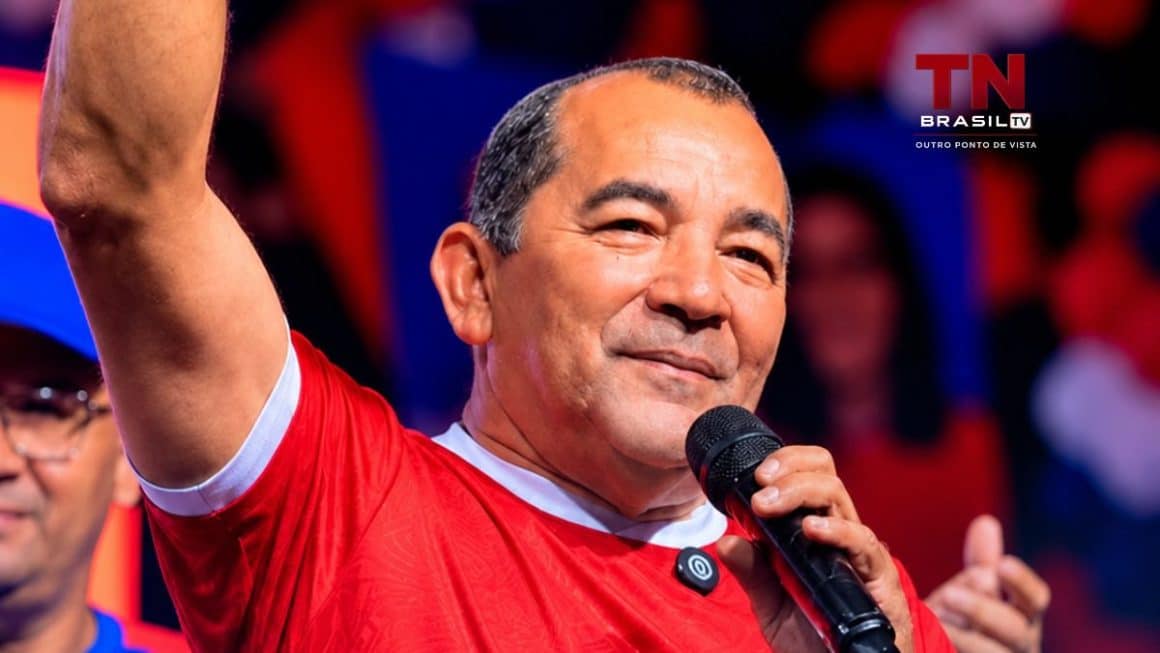 Alepa: Elias Santiago amplia votação e renova mandato Elias Santiago comemorando ao ser reeleito deputado na Alepa pelo PT no Pará.